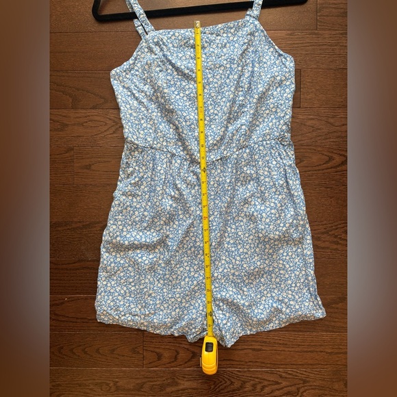Blue Floral Romper size M Old Navy - like new condition romper cute for summer - Picture 6 of 8